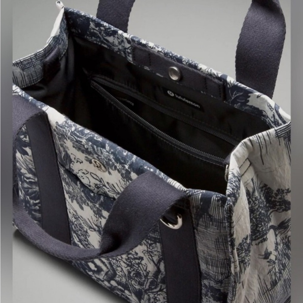 Lululemon RARE Mini Tote Print in Sketch Turtledove Navy/Obsidian 4.5L - Picture 3 of 6